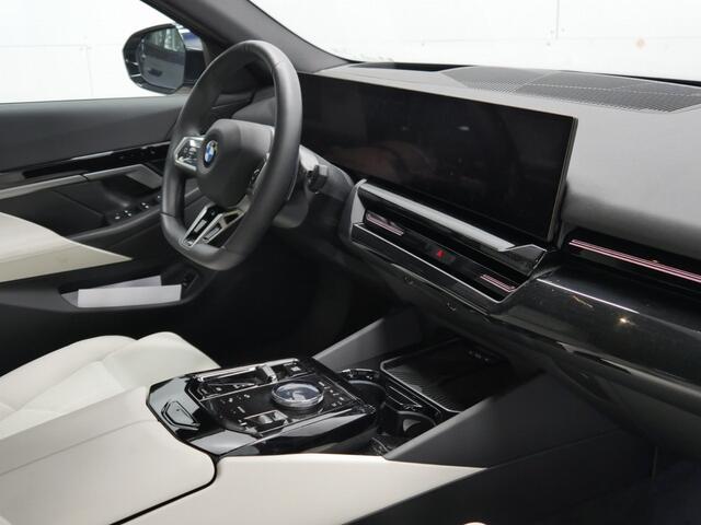 BMW 5-SERIE 520i Sedan | M-Sport | 19" | CoPilot | Trekhaak | Harman Kardon | Comfortzetels met Ventilatie