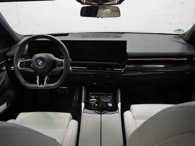 BMW 5-SERIE 520i Sedan | M-Sport | 19" | CoPilot | Trekhaak | Harman Kardon | Comfortzetels met Ventilatie