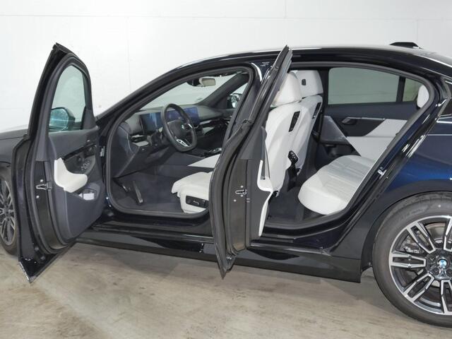 BMW 5-SERIE 520i Sedan | M-Sport | 19" | CoPilot | Trekhaak | Harman Kardon | Comfortzetels met Ventilatie