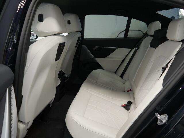 BMW 5-SERIE 520i Sedan | M-Sport | 19" | CoPilot | Trekhaak | Harman Kardon | Comfortzetels met Ventilatie