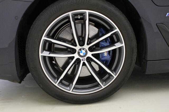 BMW 5-SERIE Touring 530e M-Sport | Trekhaak | Harman Kardon | Panorama | Active Cruise Control | Head-Up | Privacy glass