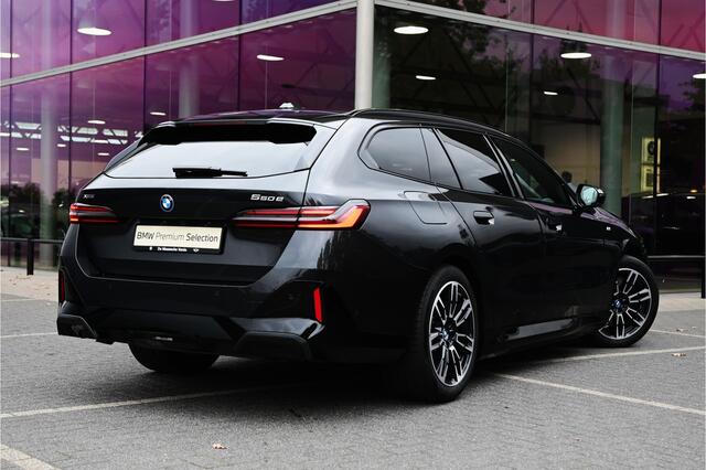 BMW 5-SERIE Touring 550e xDrive M Sport Automaat / Panoramadak / Trekhaak / Bowers & Wilkins / Adaptief onderstel professional / Parking Assistant Professional / Stoelventilatie