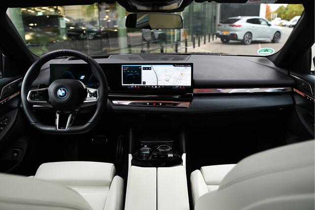 BMW 5-SERIE Touring 550e xDrive M Sport Automaat / Panoramadak / Trekhaak / Bowers & Wilkins / Adaptief onderstel professional / Parking Assistant Professional / Stoelventilatie