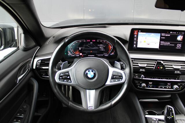 BMW 5-SERIE Touring 530d M-Sport - Trekhaak - Pano - Laser - HUD - 360 Camera - Keyless - Sportstoelen - H&K - Fabrieksgarantie - Rijklaar
