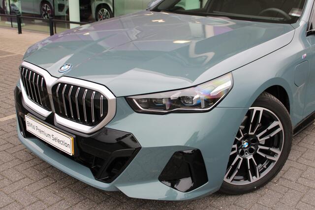 BMW 5-SERIE Touring 530e M Sport Automaat / Panoramadak / Trekhaak / Achteruitrijcamera / Adaptieve LED / M Sportonderstel / Parking Assistant / Stoelverwarming