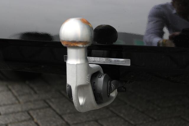 BMW 5-SERIE Touring 530e M Sport Automaat / Panoramadak / Trekhaak / Achteruitrijcamera / Adaptieve LED / M Sportonderstel / Parking Assistant / Stoelverwarming