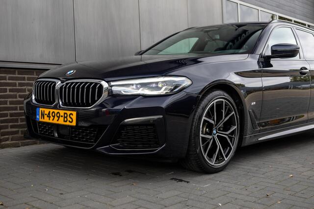 BMW 5-SERIE Touring 520d 191 pk High Executive M-Sportpakket / Facelift/ Sport-Stoelen/ Stoel.Verw/ Adap.Cruise/ Stuur.Verw/ Apple-Carplay/ Camera/ 19 '' LMV