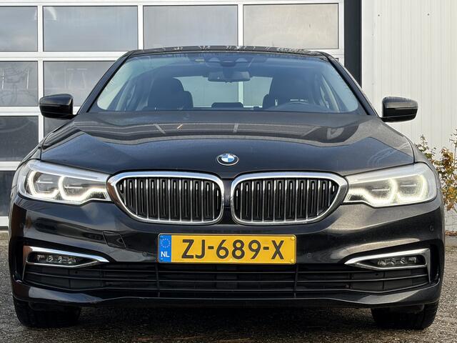 BMW 5-SERIE 520i High Executive Edition 184pk | Achteruitrijcamera | LED koplampen | Lichtmetalen velgen 18" | Lederen bekleding | Trekhaak elektrisch uitklapbaar | Voorstoelen verwarmd | Dealer onderhouden!