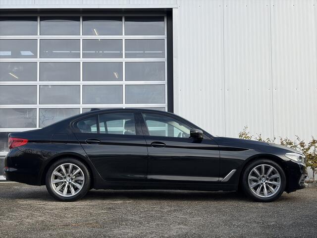 BMW 5-SERIE 520i High Executive Edition 184pk | Achteruitrijcamera | LED koplampen | Lichtmetalen velgen 18" | Lederen bekleding | Trekhaak elektrisch uitklapbaar | Voorstoelen verwarmd | Dealer onderhouden!
