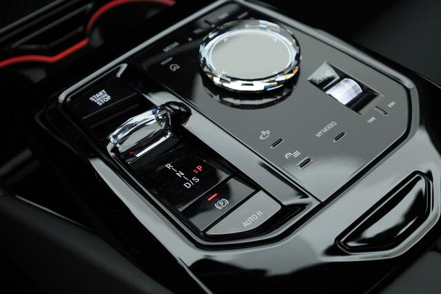 BMW 5-SERIE 530e xDrive M Sport | Pano | HUD | B&W | Stoelventilatie | 360cam | Elek. Trekhaak | Carbon int. | 21''