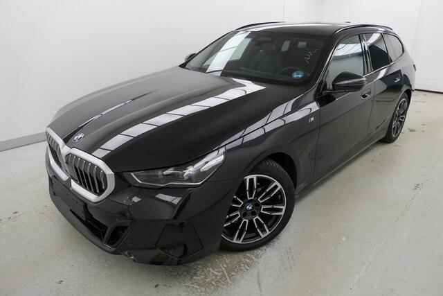 BMW 5-SERIE Touring 520i M-Sport | Driving Assistant Professional | Trekhaak | Standkachel | Carbon int. lijsten | Harman Kardon