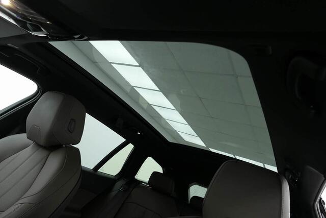 BMW 5-SERIE Touring 520i M-Sport | Panorama | Driving Assistant Plus | Harman Kardon | Standkachel | Trekhaak | Carbon interieurlijsten