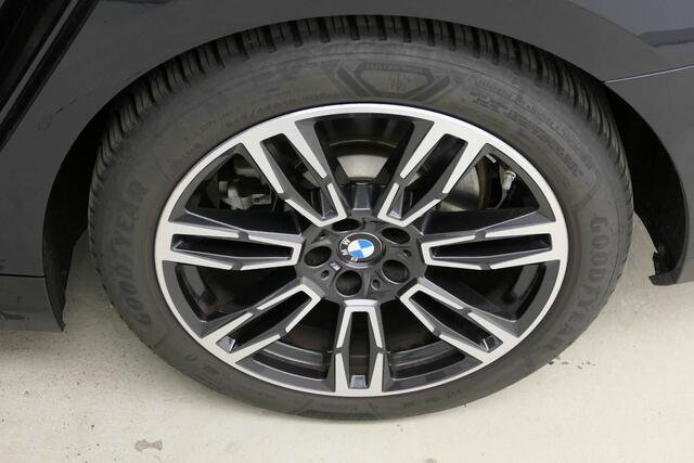 BMW 5-SERIE Touring 520i M-Sport | Panorama | Driving Assistant Plus | Harman Kardon | Standkachel | Trekhaak | Carbon interieurlijsten