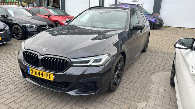 BMW 5-SERIE Touring 530e xDrive Business Edition Plus LASER KOPLAMPEN | HEAD-UP DISPLAY | PANORAMADAK | M-SPORT INTERIEUR | 360 CAMERA | WEGKLAPBARE TREKHAAK | DODEHOEK DETECTIE | ELEKTRISCHE STOELEN | STOEL/STUUR VERWARMING | FABRIEKSGARANTIE TOT 2027 | NEDERLANDSE