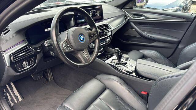 BMW 5-SERIE Touring 530e xDrive Business Edition Plus LASER KOPLAMPEN | HEAD-UP DISPLAY | PANORAMADAK | M-SPORT INTERIEUR | 360 CAMERA | WEGKLAPBARE TREKHAAK | DODEHOEK DETECTIE | ELEKTRISCHE STOELEN | STOEL/STUUR VERWARMING | FABRIEKSGARANTIE TOT 2027 | NEDERLANDSE