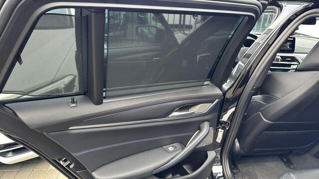 BMW 5-SERIE Touring 530e xDrive Business Edition Plus LASER KOPLAMPEN | HEAD-UP DISPLAY | PANORAMADAK | M-SPORT INTERIEUR | 360 CAMERA | WEGKLAPBARE TREKHAAK | DODEHOEK DETECTIE | ELEKTRISCHE STOELEN | STOEL/STUUR VERWARMING | FABRIEKSGARANTIE TOT 2027 | NEDERLANDSE