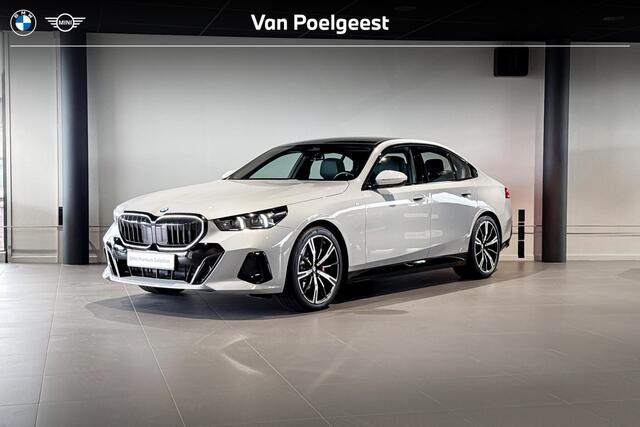 BMW 5-SERIE Sedan 520i | M Sport Pro | Glazen Panoramadak | Stoelventilatie | Harman Kardon |