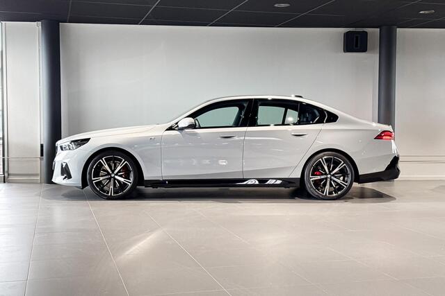 BMW 5-SERIE Sedan 520i | M Sport Pro | Glazen Panoramadak | Stoelventilatie | Harman Kardon |