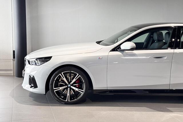 BMW 5-SERIE Sedan 520i | M Sport Pro | Glazen Panoramadak | Stoelventilatie | Harman Kardon |