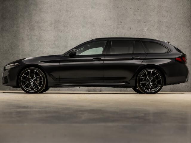 BMW 5-SERIE Touring 530i xDrive M Sport 245Pk Automaat (PANORAMADAK, APPLE CARPLAY, LUCHTVERING, GROOT NAVI, 360 CAMERA, MEMORY SEATS, LEDER, SFEERVERLICHTING, ADAPTIVE CRUISE, HEAD-UP DISPLAY, TREKHAAK, NIEUWSTAAT)