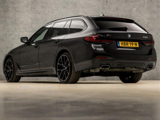 BMW 5-SERIE Touring 530i xDrive M Sport 245Pk Automaat (PANORAMADAK, APPLE CARPLAY, LUCHTVERING, GROOT NAVI, 360 CAMERA, MEMORY SEATS, LEDER, SFEERVERLICHTING, ADAPTIVE CRUISE, HEAD-UP DISPLAY, TREKHAAK, NIEUWSTAAT)