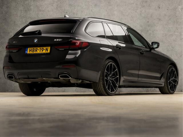BMW 5-SERIE Touring 530i xDrive M Sport 245Pk Automaat (PANORAMADAK, APPLE CARPLAY, LUCHTVERING, GROOT NAVI, 360 CAMERA, MEMORY SEATS, LEDER, SFEERVERLICHTING, ADAPTIVE CRUISE, HEAD-UP DISPLAY, TREKHAAK, NIEUWSTAAT)