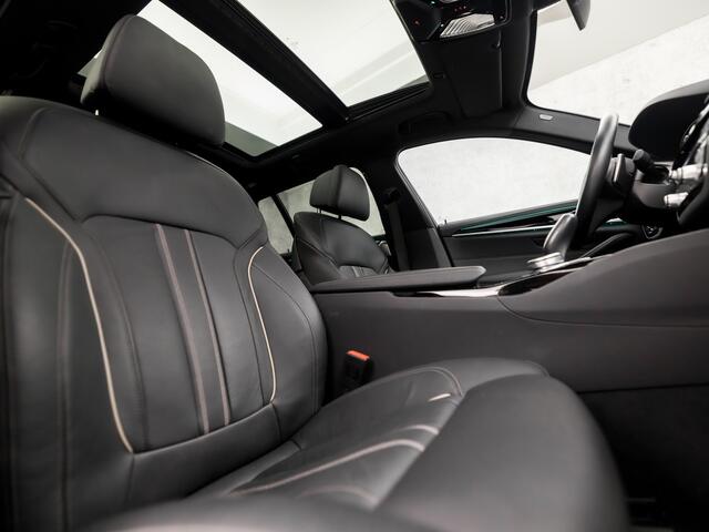 BMW 5-SERIE Touring 530i xDrive M Sport 245Pk Automaat (PANORAMADAK, APPLE CARPLAY, LUCHTVERING, GROOT NAVI, 360 CAMERA, MEMORY SEATS, LEDER, SFEERVERLICHTING, ADAPTIVE CRUISE, HEAD-UP DISPLAY, TREKHAAK, NIEUWSTAAT)
