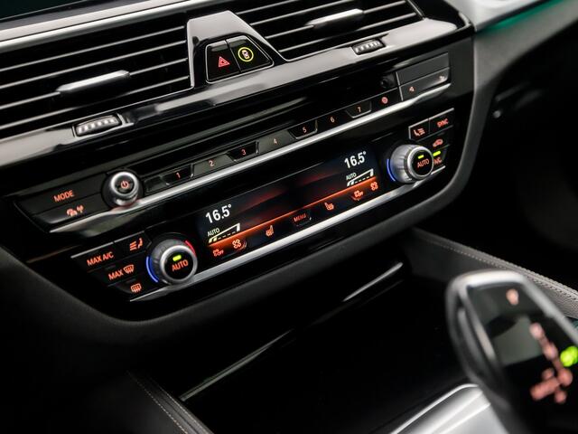 BMW 5-SERIE Touring 530i xDrive M Sport 245Pk Automaat (PANORAMADAK, APPLE CARPLAY, LUCHTVERING, GROOT NAVI, 360 CAMERA, MEMORY SEATS, LEDER, SFEERVERLICHTING, ADAPTIVE CRUISE, HEAD-UP DISPLAY, TREKHAAK, NIEUWSTAAT)