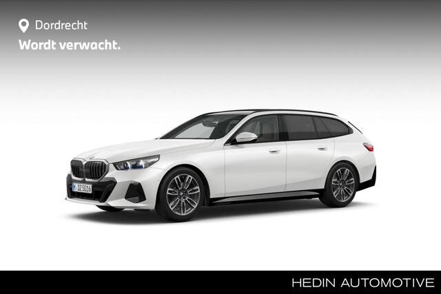 BMW 5-SERIE Touring 520i M-Sport | Driving Assistant Plus | Harman Kardon | Panorama | Standkachel | Trekhaak |
