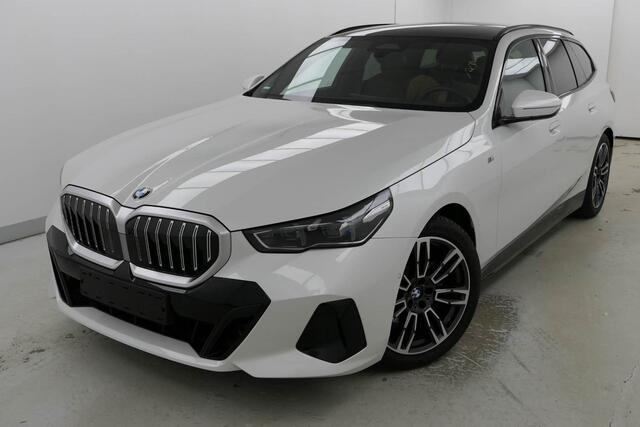BMW 5-SERIE Touring 520i M-Sport | Driving Assistant Plus | Harman Kardon | Panorama | Standkachel | Trekhaak |
