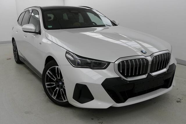 BMW 5-SERIE Touring 520i M-Sport | Driving Assistant Plus | Harman Kardon | Panorama | Standkachel | Trekhaak |