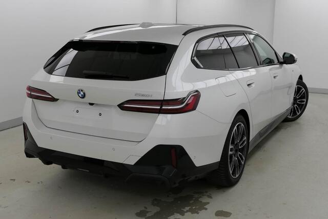 BMW 5-SERIE Touring 520i M-Sport | Driving Assistant Plus | Harman Kardon | Panorama | Standkachel | Trekhaak |