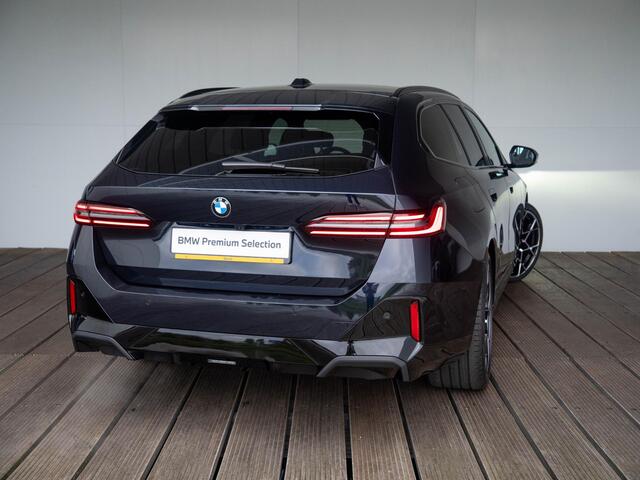 BMW 5-SERIE Touring 550e xDrive | M Sportpakket Pro | Innovation Pack | Verwarmd Stuurwiel | Comfort Access | Panoramadak | Stoelventilatie | Stoelverwarming | Bowers & Wilkins | Trekhaak