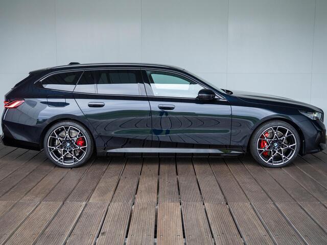 BMW 5-SERIE Touring 550e xDrive | M Sportpakket Pro | Innovation Pack | Verwarmd Stuurwiel | Comfort Access | Panoramadak | Stoelventilatie | Stoelverwarming | Bowers & Wilkins | Trekhaak