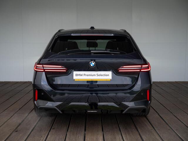 BMW 5-SERIE Touring 550e xDrive | M Sportpakket Pro | Innovation Pack | Verwarmd Stuurwiel | Comfort Access | Panoramadak | Stoelventilatie | Stoelverwarming | Bowers & Wilkins | Trekhaak