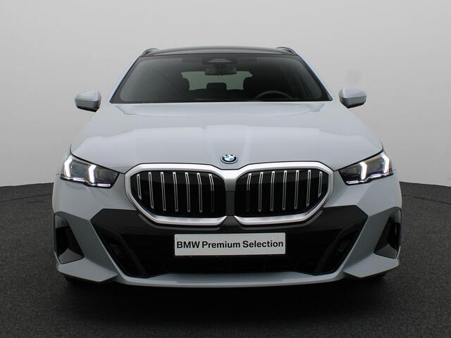 BMW 5-SERIE Touring 530e M Sportpakket | Trekhaak | Panoramadak | Driving Assistant | Parking Assistant | Harman Kardon | 19''