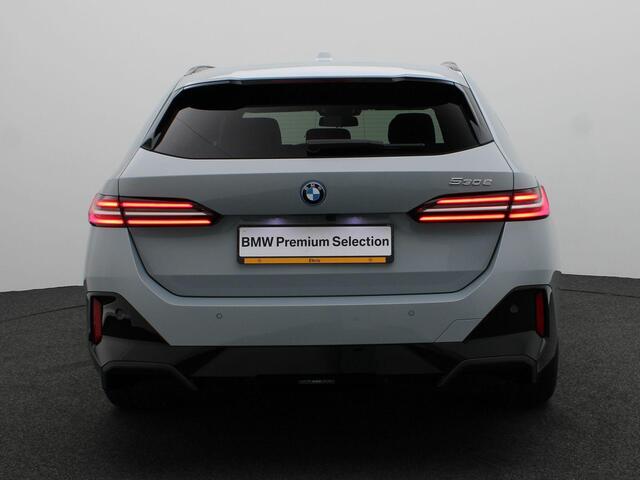 BMW 5-SERIE Touring 530e M Sportpakket | Trekhaak | Panoramadak | Driving Assistant | Parking Assistant | Harman Kardon | 19''