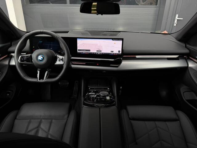 BMW 5-SERIE Touring 530e M Sport Pro Edition HUD H/K Sound Trekhaak NL Auto 3500km NAP!