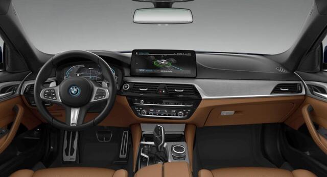 BMW 5-SERIE Touring 530e M-Sport | Panoramadak | Driving Assistant Professional | Hifi | Elektr. Trekhaak