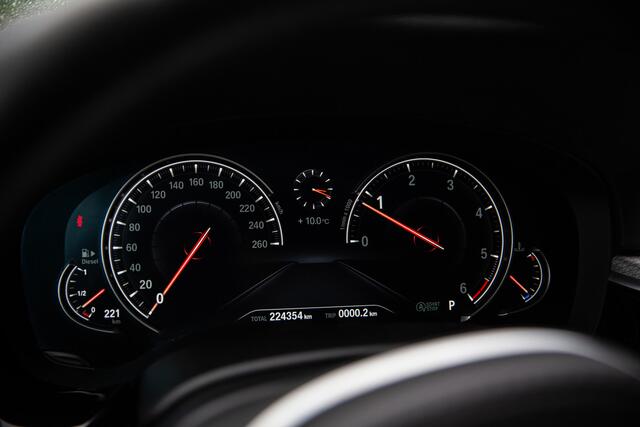 BMW 5-SERIE Touring 520d Executive, Origineel Nederlands, M-sport, Trekhaak, Navigatie, BMW Display Key,