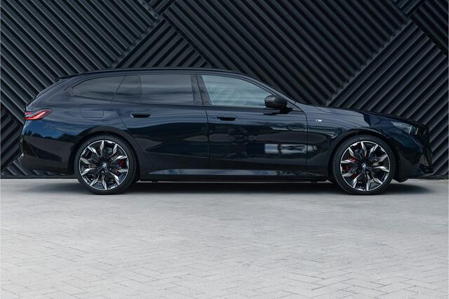 BMW 5-SERIE Touring 550e xDrive M-Sport Pro Vol !! M Stoel Bowers&Wilkens Pano Acc Headup ICONIC Stoelvent. Shadow Trekhaak