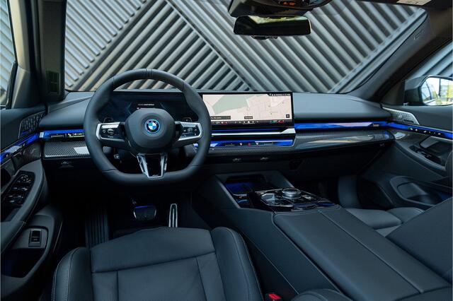BMW 5-SERIE Touring 550e xDrive M-Sport Pro Vol !! M Stoel Bowers&Wilkens Pano Acc Headup ICONIC Stoelvent. Shadow Trekhaak