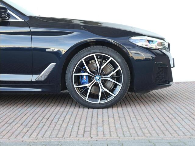 BMW 5-SERIE 530e High Executive M Sportpakket/ Achteruitrijcamera/ Getint Glas/ Sportstoelen/ Stoelverwarming/ Ambiance verlichting