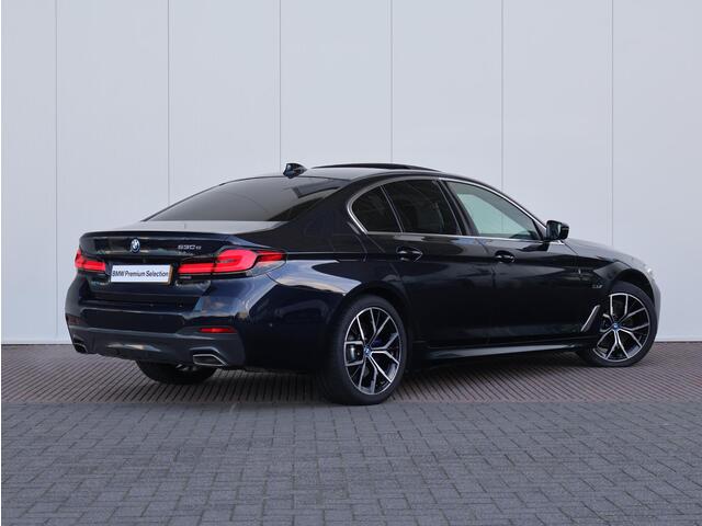BMW 5-SERIE 530e High Executive M Sportpakket/ Achteruitrijcamera/ Getint Glas/ Sportstoelen/ Stoelverwarming/ Ambiance verlichting