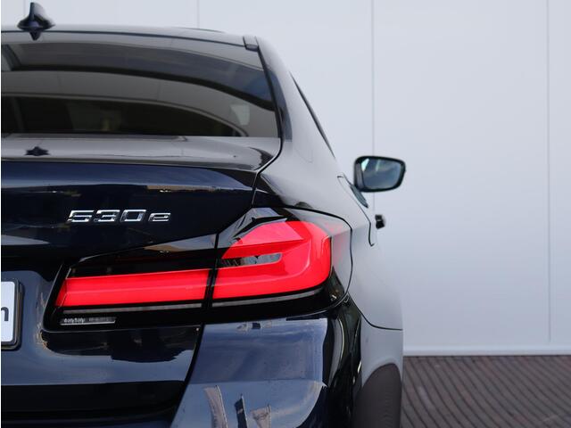 BMW 5-SERIE 530e High Executive M Sportpakket/ Achteruitrijcamera/ Getint Glas/ Sportstoelen/ Stoelverwarming/ Ambiance verlichting