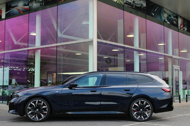 BMW 5-SERIE Touring 530e M Sport Automaat / Panoramadak / Trekhaak / Bowers & Wilkins / Adaptief onderstel professional / Parking Assistant Professional / Stoelventilatie