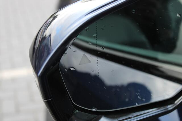 BMW 5-SERIE Touring 530e M Sport Automaat / Panoramadak / Trekhaak / Bowers & Wilkins / Adaptief onderstel professional / Parking Assistant Professional / Stoelventilatie