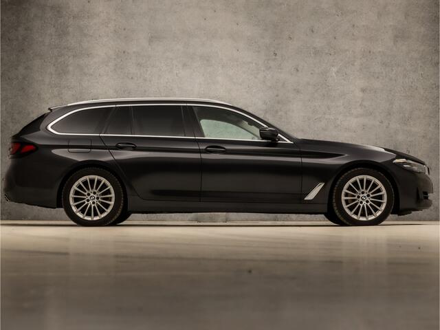 BMW 5-SERIE Touring 530e Sportline 293Pk Automaat (APPLE CARPLAY, GROOT NAVI, DEALER ONDERHOUDEN, CAMERA, SFEERVERLICHTING, LEDER, SPORTSTOELEN, ADAPTIVE CRUISE, TREKHAAK ELEKTRISCH, NIEUWSTAAT)