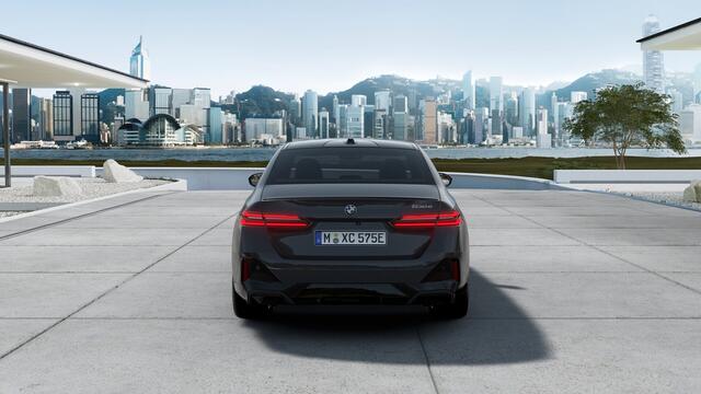 BMW 5-SERIE 530e M Sport Automaat / Panoramadak / Stoelventilatie / Bowers & Wilkins / Comfort Access / M Sportonderstel / Parking Assistant Plus / Adaptieve LED