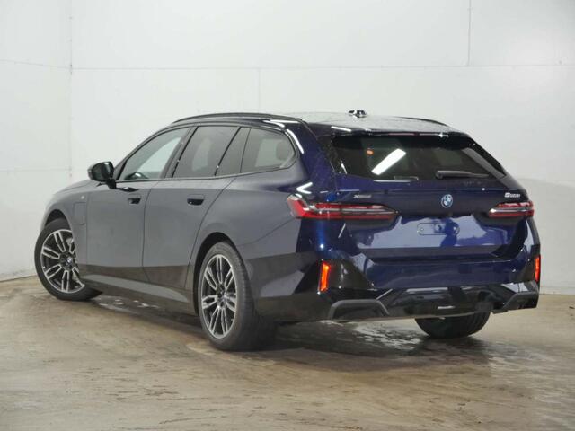 BMW 5-SERIE Touring 550e xDrive M-Sport Pro | Panorama | Trekhaak | Bowers & Wilkins Surround Sound | Stoelventilatie | 498 pk